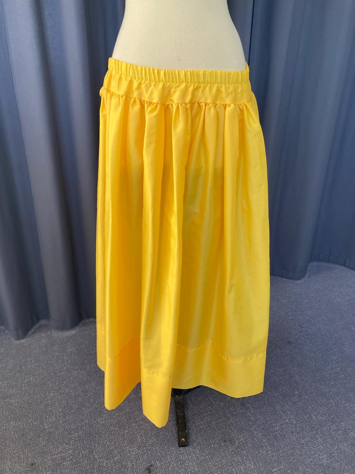 Robe d'époque rouge et jaune — photo 2 — aperçu