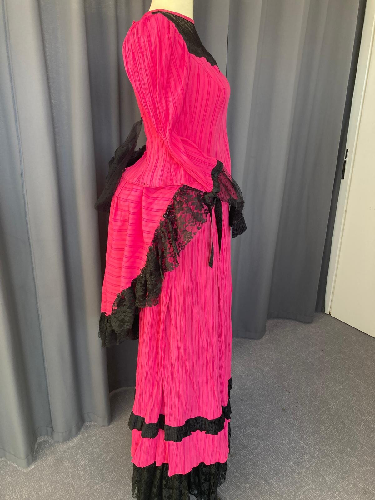 Robe d'époque rose et noire — photo 2 — aperçu