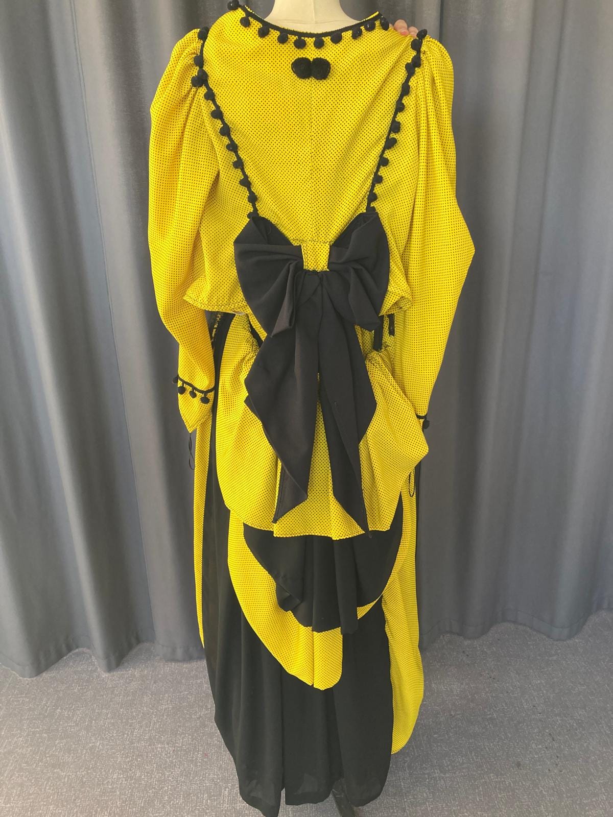 Robe d'époque jaune à pois noir — photo 2 — aperçu