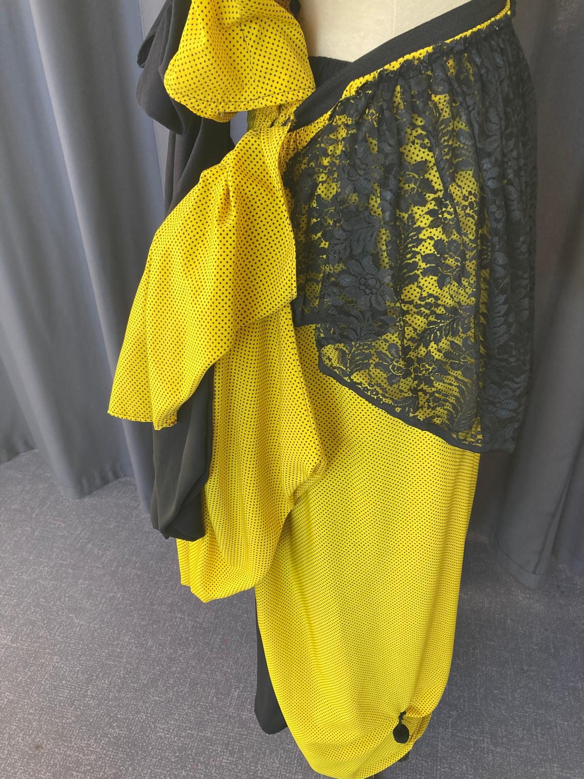 Robe d'époque jaune à pois noir — photo 3 — aperçu