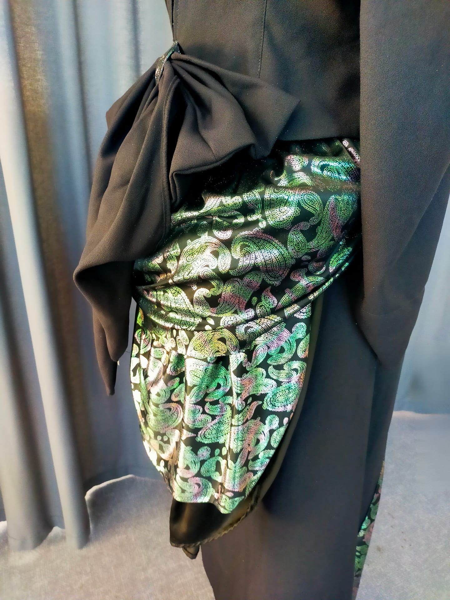 Robe noire aux colliers — photo 2 — aperçu