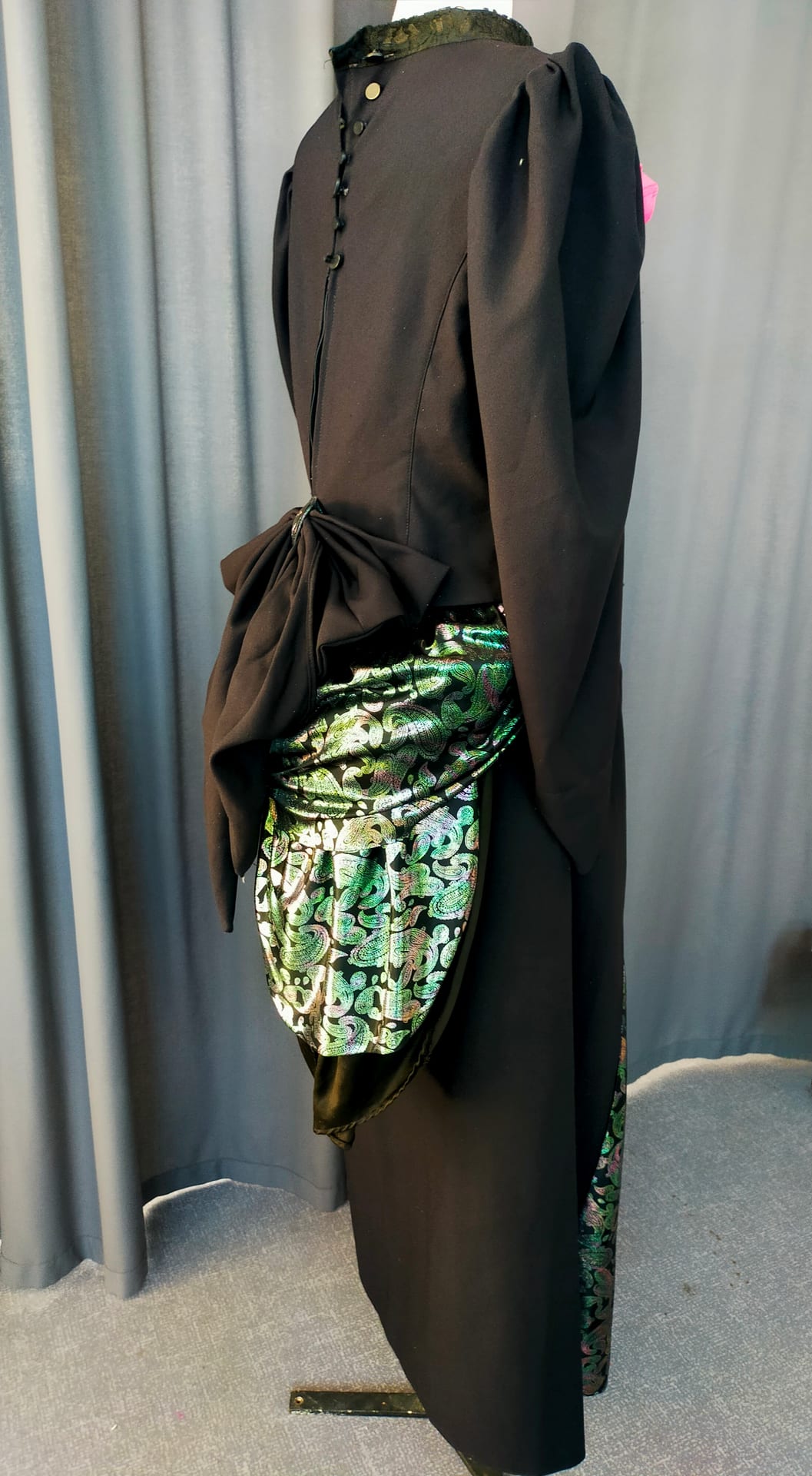 Robe noire aux colliers — photo 3 — aperçu