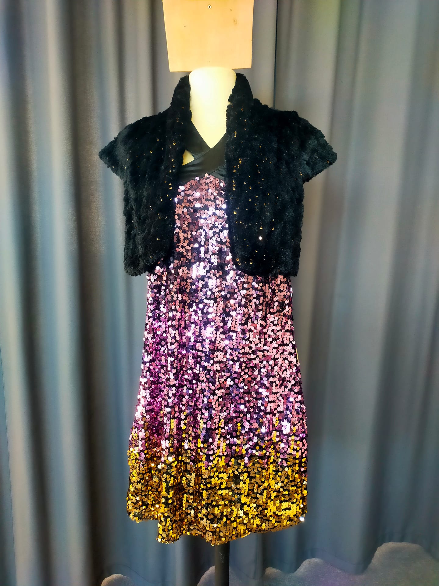 Robe à paillettes — photo 2 — aperçu